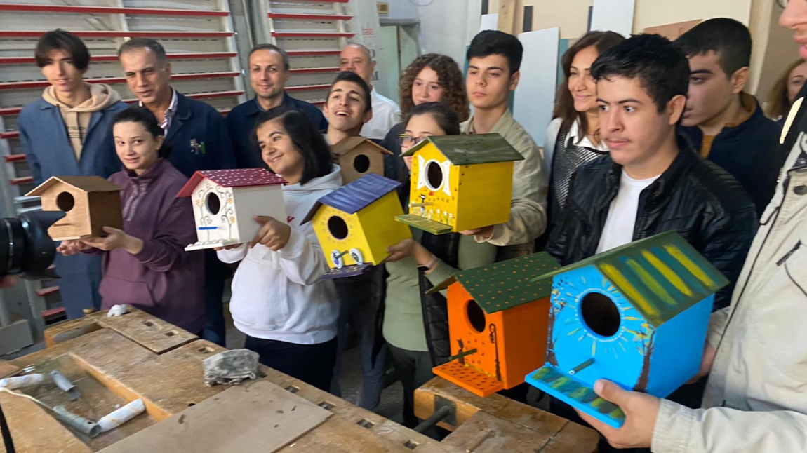 Mimar Sinan Mesleki ve Teknik Anadolu Lisesi Mobilya ve İç Mekan Tasarım Alanı ile okulumuz kuş evi yapmak için bir araya geldi.